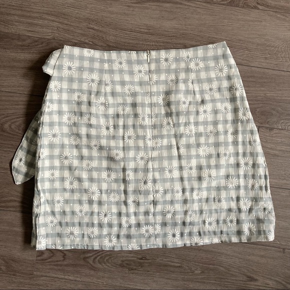 SHEIN Daisy Floral Plaid Tie Front Wrap Skirt - Picture 5 of 8